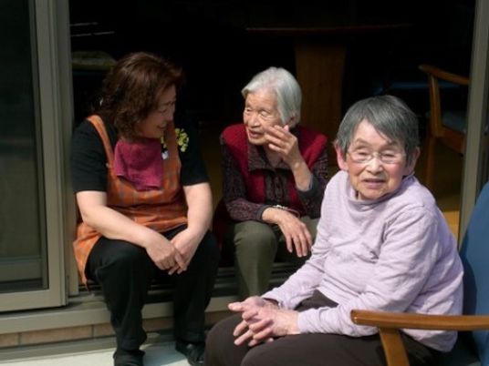 三人が談笑する様子