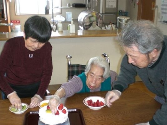 ケーキのデコレーション活動