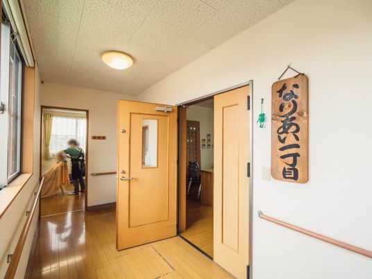 廊下と開いた部屋の入口