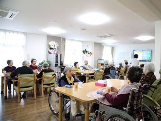利用者が集う明るい食堂