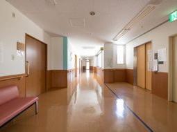 明るい廊下の風景