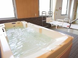 広々とした浴室設備