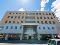 明るい日差しの建物正面