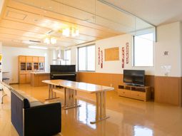 明るいリビングの風景