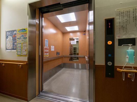 開いたエレベーターの扉