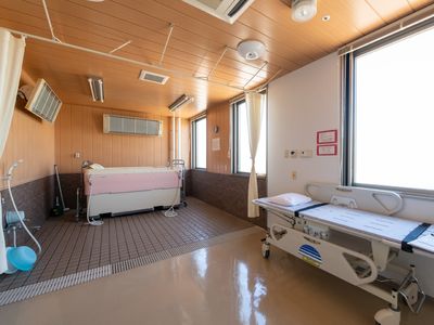 居室内のベッドと設備