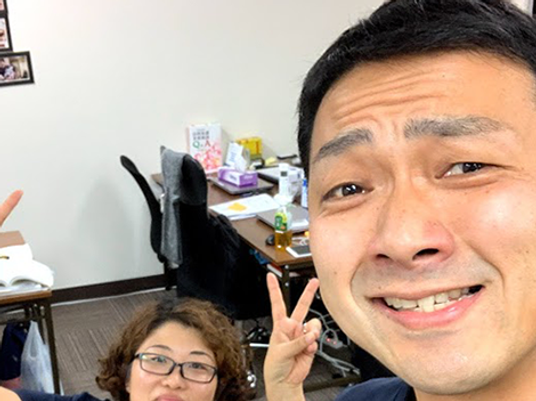 スタッフが映る休憩室  