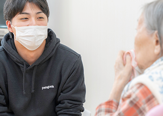 笑顔で会話するスタッフ