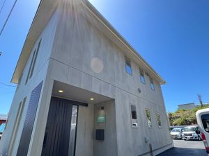 白い外観の建物  