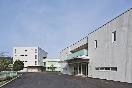 白い外壁の正面