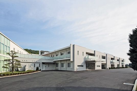 モダンな外観の建物
