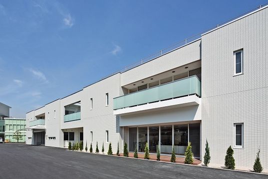 白い外壁の建物