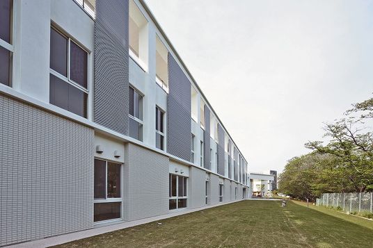 広々とした建物外観