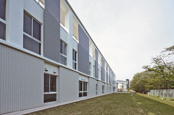 広々とした建物外観