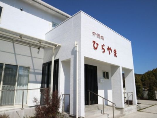 白い建物の外観  