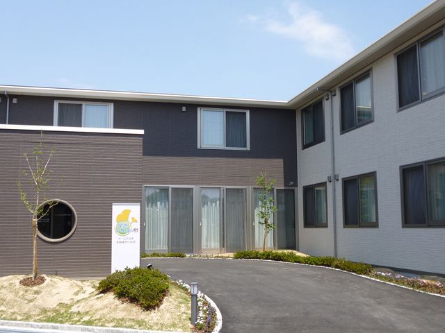 快適な外観の施設 外観 広々としたエントランスで、明るい雰囲気の中で働けます。開放的な環境が魅力です。