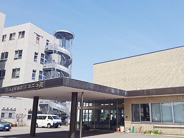 広々としたエントランス エントランス ゆとりのある入口前には駐車スペースが確保され、気軽に訪れることができます。