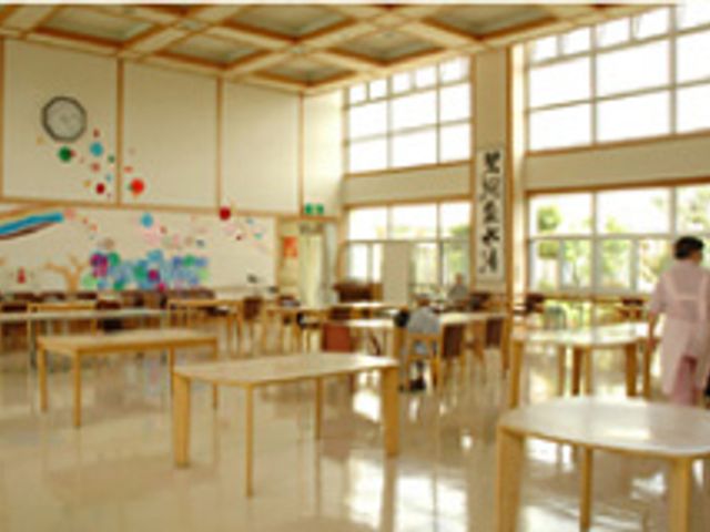 明るいリビングルーム リビング 自然光が豊かに入る広々としたスペースです。快適に過ごせる環境を提供しています。