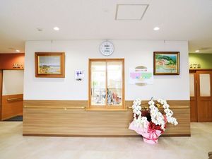 明るい受付カウンターのロビー  