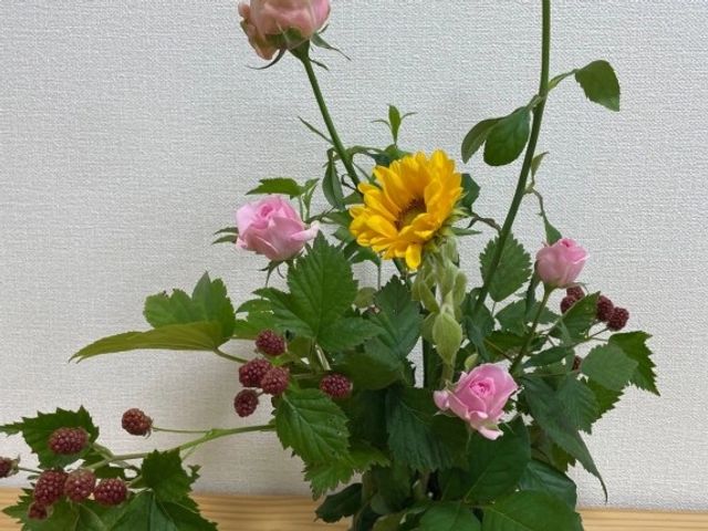 花の飾り棚 リビング   花が飾られた明るいリビングです。季節感のある装飾があり、落ち着いた雰囲気で働けそうです。