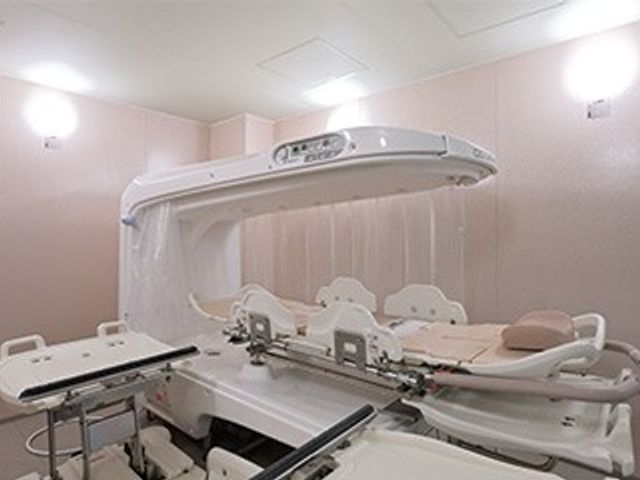 浴室の介助ベッド 浴室   介助ベッドが備えられた清潔感のある浴室です。入浴介助の準備がしやすい空間に見えます。