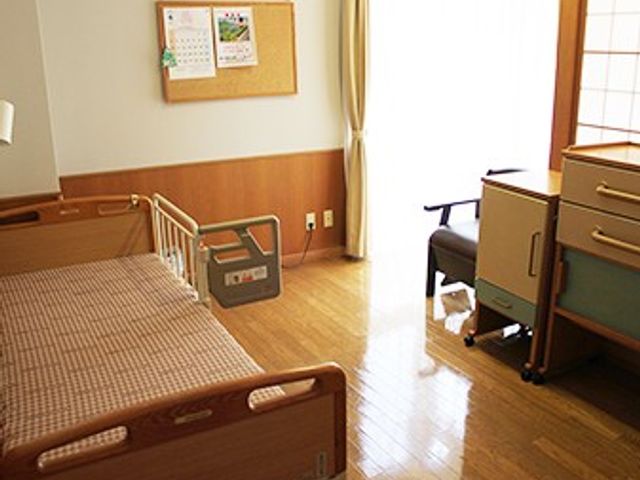 居心地の良い居室 居室 広々とした居室は、明るく清潔感があり、ゆったりと過ごせる配慮がされています。ベッド脇の机や椅子も完備しております。