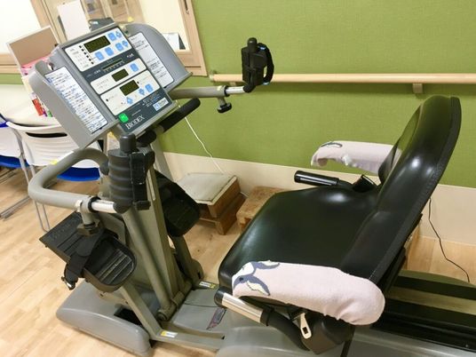 機能訓練用の機器がある室内  