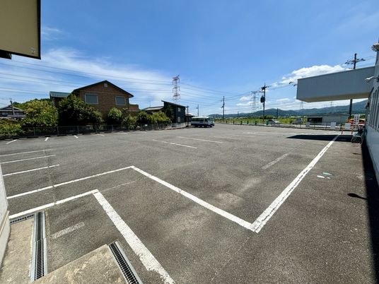 広い駐車場の外観  