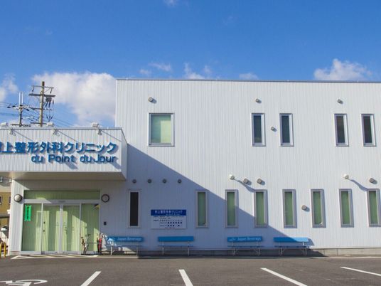 白い建物の外観  