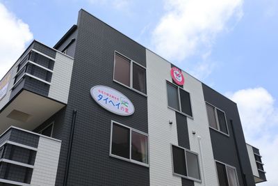 モダンな3階建て外観