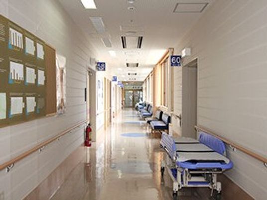 明るい廊下と待機車いすの廊下  