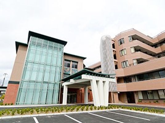 明るい外観の施設入口  
