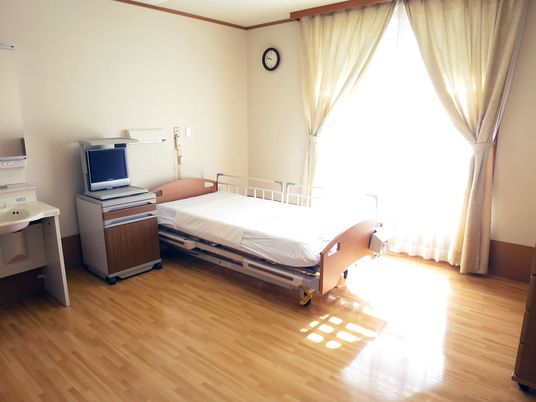 明るい窓のある居室