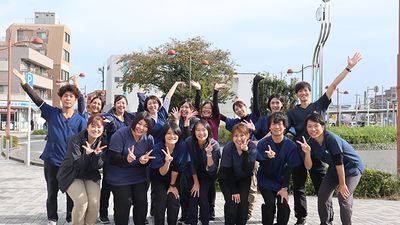 笑顔のスタッフたち外観