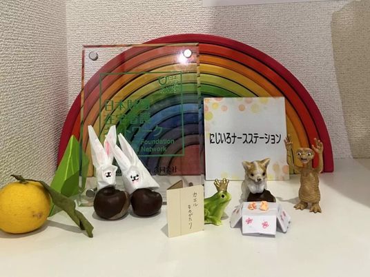 にじいろ掲示棚  