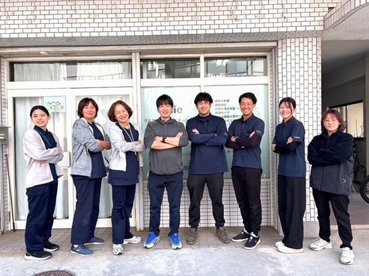スタッフが並ぶエントランス  