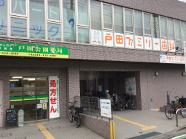 多目的施設の外観 外観 広々とした屋外スペースが印象的です。建物には便利な自転車置き場も完備されています。