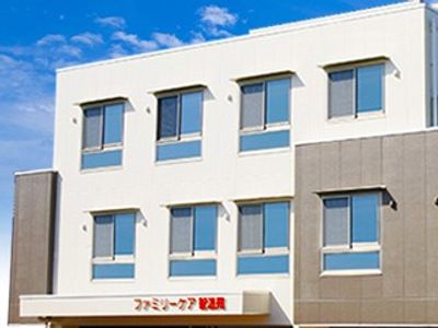 白い外観の建物