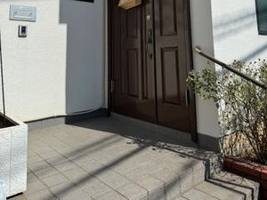 玄関前の段差と手すりのある外観  