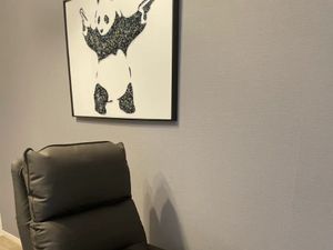 椅子と壁飾りの廊下  