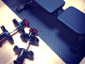 筋トレ器具のある室内  