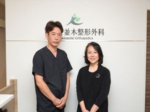 スタッフ2人の受付前  