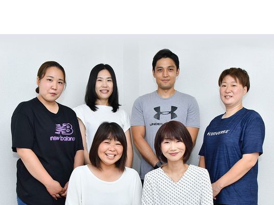 スタッフ集合の室内  