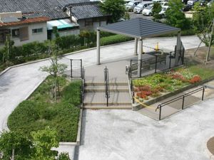 屋根付き休憩スペースのある中庭  