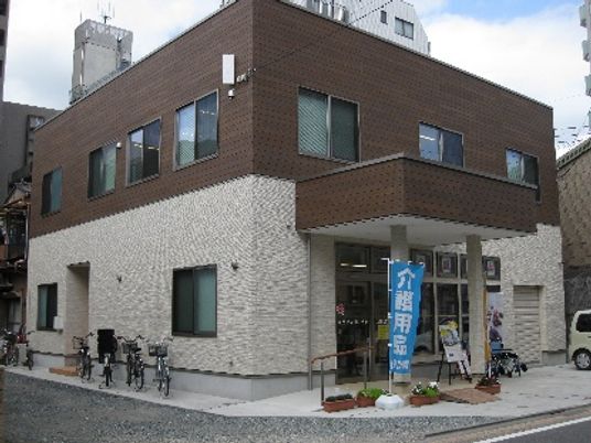 自転車が並ぶ建物外観