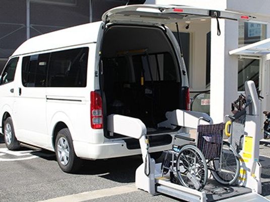 送迎車と車いすの乗降場  