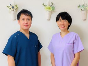 男女スタッフの立ち姿  