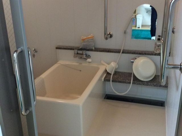 使いやすい浴室 浴室 広々とした浴槽と手すりが設置された、安心して使える設備の整った空間です。