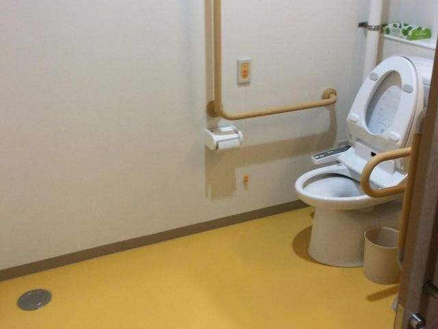 安全な手すり付きトイレ トイレ 手すりの付いた安心のトイレスペースです。清潔で快適に利用できる設計になっています。