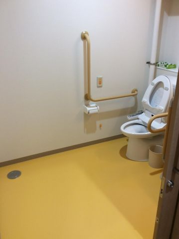 安全な手すり付きトイレ トイレ 手すりの付いた安心のトイレスペースです。清潔で快適に利用できる設計になっています。